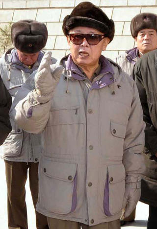 VIL IKKE GRANSKES: Nord-Koreas leder Kim Jong Il mener det internasjonale samfunnet heller b�r lete etter atomv�pen hos naboen i s�r. Foto: Scanpix