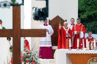 TROR P� HEALING: Pave Benedict XVI holdt i h�st gudstjeneste i Lourdes i Frankrike. Titusenvis av mennesker samlet seg for � markere 150-�rsjubileet for synene en ungjente fikk her. Kristne verden over bes�ker stedet hvert �r for � f� helbredelse. Foto: AP/Bob Edme