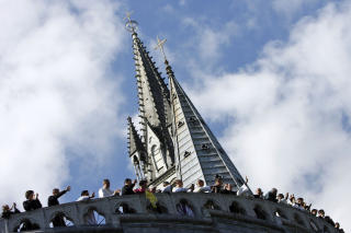 HELBREDELSESKIRKE: Det var 14-�r gamle Bernadette Soubirous som fikk en �penbaring i Lourdes. I dag bes�kes kirken p� stedet ofte. Den katolske kirke anerkjenner at det skjer helbredelser her. Foto: AP/Alessandra Tarantino