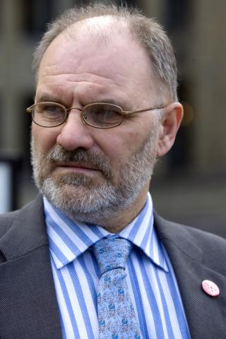 ETTERLYSER YDMYKHET: SVs 
Olav Gunnar Ballo har h�rt om b�nner som stopper blod, og oppfordrer vitenskapsfolket til � v�re mer �pne for det alternative. Foto: Kyrre Lien/SCANPIX