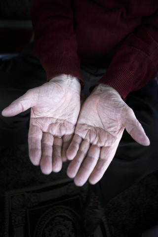 VARME HENDER? Hendene til Sn�samannen Joralf Gjerstad. Han driver b�de fjernhealing, vanlig healing og ser syner. Forb�nn og fjernhealing dreier seg effektivt sett om det samme, selv om man bruker forskjellige betegnelser. Vi kaller det for b�nn n�r det skjer innenfor en religi�s tradisjon. N�r det ikke er det, kalles det gjerne healing. Foto: Mette Randem