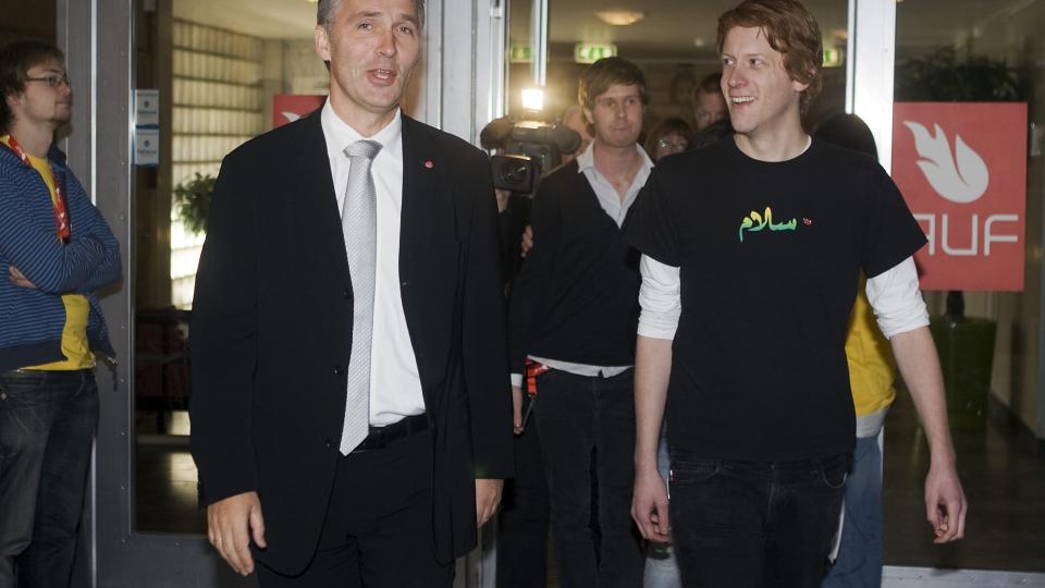 G�R MOT JENS: Statsminister Jens Stoltenberg ble tatt imot av AUF-leder Martin Henriksen, da han bes�kte AUFs landsm�te i Oslo.
Foto: Heiko Junge / SCANPIX