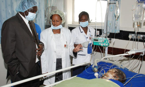 TRAGEDIE: Statsminister Raila Odinga har i dag bes�kt sykehus med skadde fra brannen. Han kaller det hele en nasjonal tragedie. Foto: AP / Nicholas Nthenge