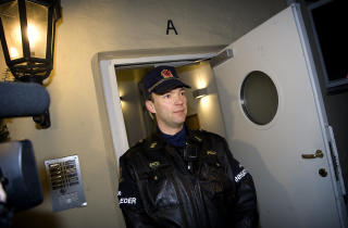 P� STEDET:Innsatsleder Philip Milford sier det var mest r�ykskader og lite brannskader. Foto: ANDERS GR�NNEBERG