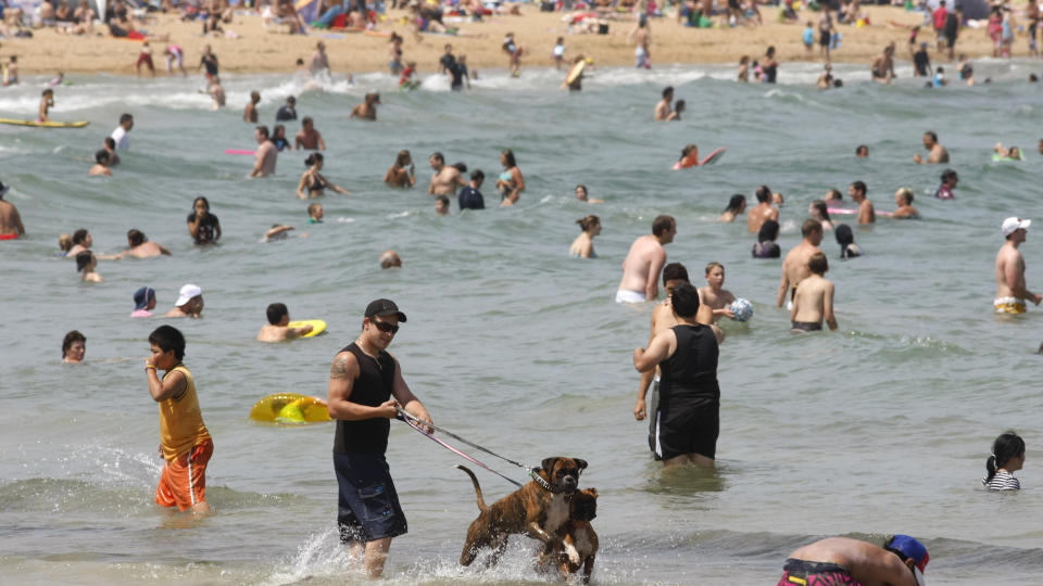 R�MMER FRA BYENE: Den ekstreme heten i S�r-Australia de siste dagene har f�tt mange innbyggere til � s�ke skygge ved sj�en. Det har enkelte steder v�rt registrert temperaturer p� opptil 45 plussgrader.  Foto: REUTERS/SCANPIX