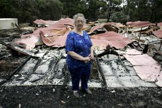 37 ELDRE OMKOMMET: Den intense heten har til n� kostet 37 mennesker livet. Alle skal ha v�rt over 70 �r. Lori Mansfield mistet sitt hjem i Gippsland town of Boolarra, i �st-Victoria, i helgas skogbranner. Foto: EPA/SCANPIX