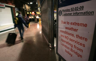SN�V�RET FORTSETTER: England v�knet i dag til 20 centimeter sn� og s�peglatte veier. Londons kollektivtrafikk fikk store problemer p� grunn av sn�mengden.  Foto: AP PHOTO/SCANPIX