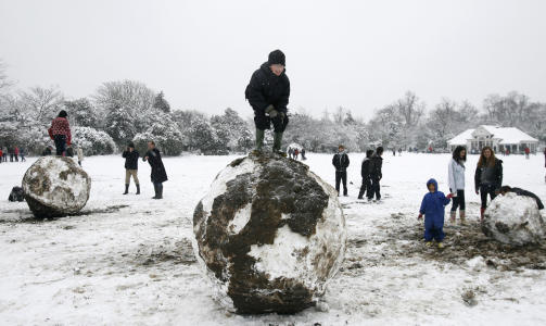 DAGEN DA ALT STOD STILLE: Sn�en har n�rmeste paralysert England i dag. Flere hundre skoler holdt stengt og kollektiv- og togtrafikken har stort sett st�tt stille. Foto: REUTERS/SCANPIX