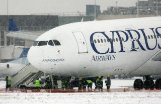SKLED AV RULLEBANEN: Tidligere i dag skled et Cyprus Airways-fly av rullebanen under landing p� Heathrow utenfor London. Ingen av de 104 passasjerene ombord kom til skade, men det f�rte til store forsinkelser. 650 avganger ble kansellert i dag. Noe som naturlig nok skapte tr�bbel p� flyplasser over hele verden. Foto: AP PHOTO/SCANPIX