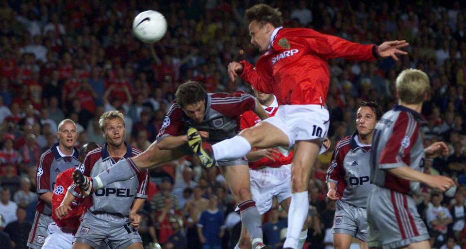 SEKUNDET F�R SOLSKJ�RS ST�RSTE �YEBLIKK: Du har sett det hundre ganger f�r, Teddy Sheringham stusser ballen ned til Ole Gunnar Solskj�r, som avgj�r Champions League-finalen mot Bayern M�nchen p� overtid. N� er Solskj�r k�ret til den femte beste spilleren som har spilt for Manchester United i �rene 1992-2009.Foto: Dan Chung/ REUTERS