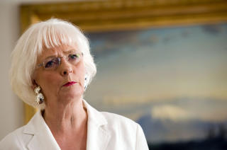 M� RYDDE OPP: Statminister J�hanna Sigur�ard�ttir. Foto: AFP PHOTO/HALLDOR KOLBEINS/Scanpix