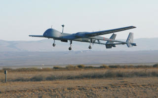 BRUKES OFTE: Israel Aerospace Industries Limited (IAI) viser her frem sin drone,  Heron TP. Foto: AFP/HO/IAI