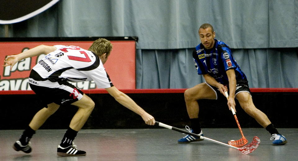 SLUTT FOR DENNE GANG: Henrik Larsson spilte sin forel�pig siste innebandykamp for Helsingborg i g�r. N� skal han satse fotball.
Foto: Bj�rn Lindgren / SCANPIX