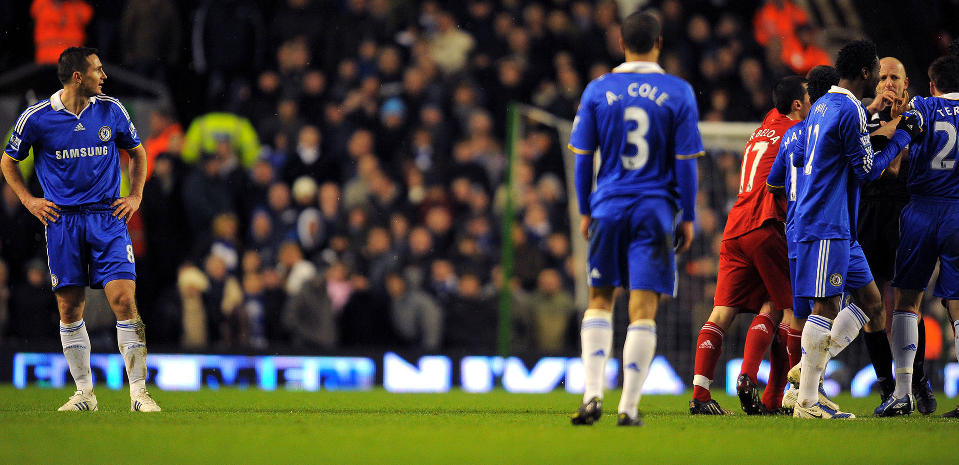 STRYKES: En fortvilet Frank Lampard (t.v.) p� vei mot garderoben etter � ha f�tt r�dt kort. Foto: Andrew Yates/AFP/Scanpix