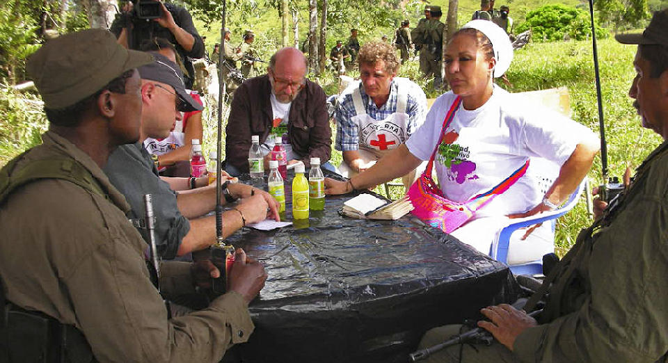 SJEFFORHANDLER: Senator Piedad Cordoba (t.h.) forhandler med Farc-soldater i jungelen, f�r frigivelsen av tre politifolk og �n soldat, som hun tok med seg til Villavicencio s�r�st for hovedstaden Bogot�. Foto: JORGE ENRIQUE BOTERO/AP/SCANPIX