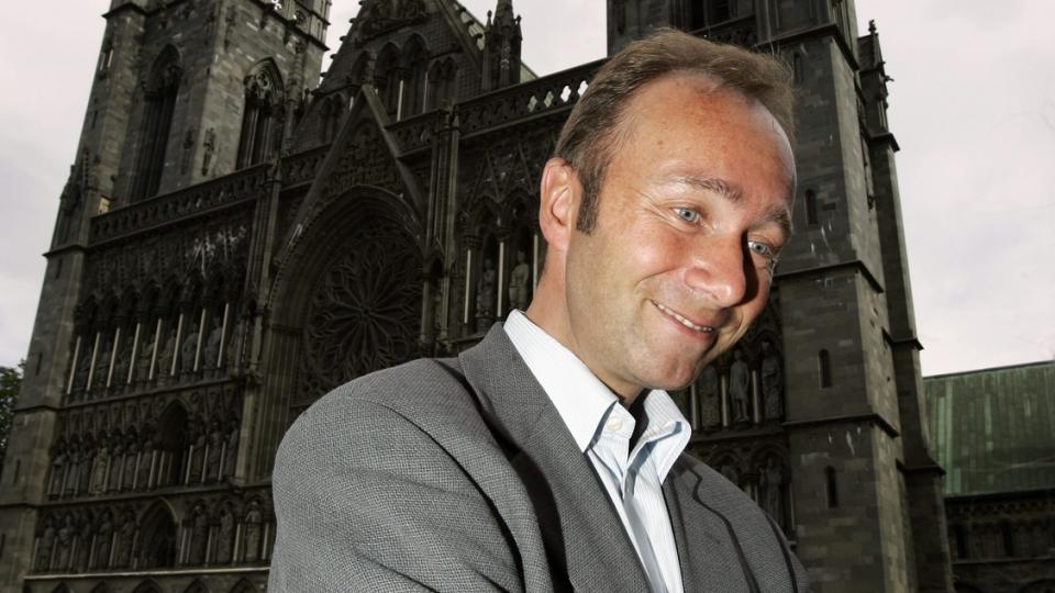 MASSEFLUKT:  Kirkeminister Trond Giske tror titusener vil melde seg ut av den norske kirke til h�sten. Foto: Gorm Kallestad / SCANPIX