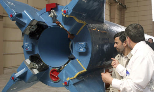 P� INSPEKSJON: Her inspiseres romfartsprogrammet av irans president i august i fjor. Det er forel�pig ikke kommet offisielle bilder fra satellittoppskytningen i natt. Foto: REUTERS/FARS NEWS