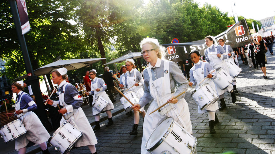  VANT FRAM: 
Sykepleierforbundet og UNIO under en tidligere demonstrasjonstog p� Karl Johan. N� har sykepleiere p� Ullev�l vunnet en viktig prinsipiell seier over en stor arbeidsgiver. 
Foto: H�kon Mosvold Larsen / SCANPIX