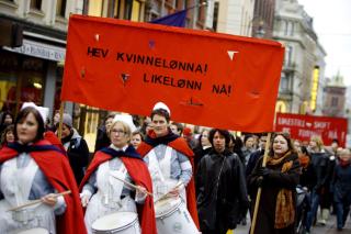 KREVER LIKEL�NN: Norsk Sykepleierforbund har lenge demonstrert for likel�nn. Her fra en 8.mars-demonstrasjon 2008. Foto: SCANPIX