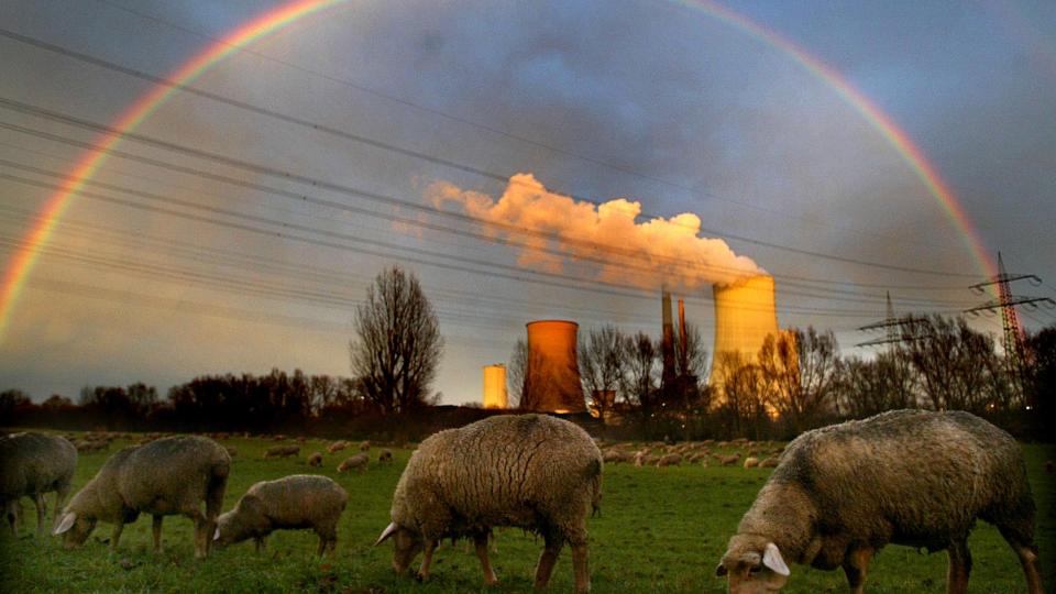 KULLKRAFT I REGNBUESKINN: Ett av Tysklands mange kullkraftverk, i n�rheten av Frankfurt. Foto: REUTERS/ SCANPIX