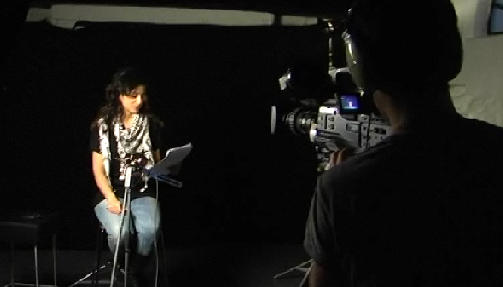 I STUDIO: Her sitter Hadia Tajik i studio for � ta gj�re opptak til valgkamp-filmene. Slik vil vi trolig f� se flere politikere i framtiden. - Historiefortelling har alltid v�rt viktig for politikken, sier hun. Foto: Cikmedia