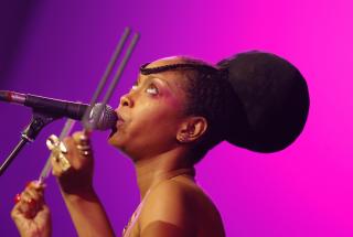 TREBARNSMOR: Erykah Badu har en s�nn og en datter fra tidligere forhold. Her fotografert p� scenen i fjor sommer. Foto: SCANPIX