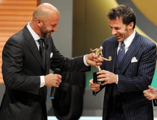 BEST I ITALIA: Gianluca Vialli ga nylig Alessandro Del Piero prisen for �rets spiller i Italia 2008.  Foto: SCANPIX/EPA/DANIEL DAL ZENNARO