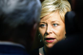 - YDMYKET SENTERPARTIET: - Her er Senterpartiet blitt ydmyket, sier Fremskrittspartiets formann Siv Jensen til Dagbladet.no.
Foto: Lise Åserud / SCANPIX - YDMYKET SENTERPARTIET: - Her er Senterpartiet blitt ydmyket, sier Fremskrittspartiets formann Siv Jensen til Dagbladet.no.
Foto: Lise Åserud / SCANPIX