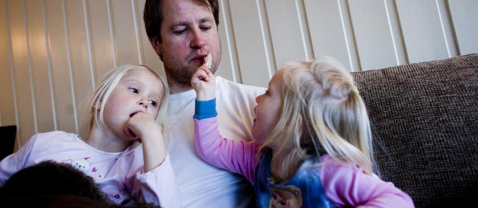 PAPPA TAR ANSVAR: De to politiske utspillene om fedrekvoten den siste tiden har begge problematiske sider, skriver forsker Kari Stefansen. Illustrasjonsfoto: Scanpix