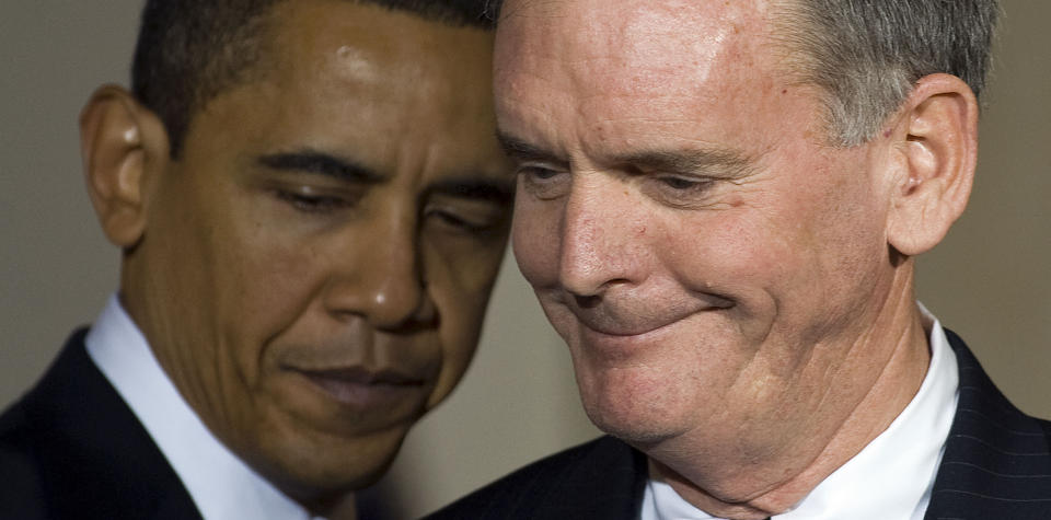 FRA SENATOR TIL MINISTER: Judd Gregg (61) sammen med Barack Obama under dagens nominasjon. Foto: AFP PHOTO/SCANPIX