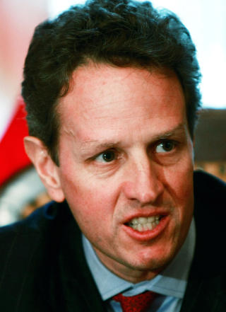 REDDET SKINNET: Tim Geithner ble til slutt godkjent finansminister - men hadde alvorlige problemer p� grunn av skatteunndragelse. Foto: WIN MCNAMEE/GETTY/AFP/SCANPIX