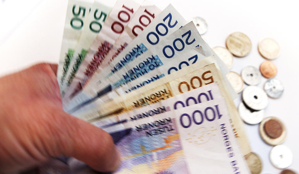 BITRE KRONER: � f� igjen p� skatten er hyggelig, men � oppdage at du har betalt for lite er ganske surt for de fleste. Foto:  Gorm Kallestad  / SCANPIX