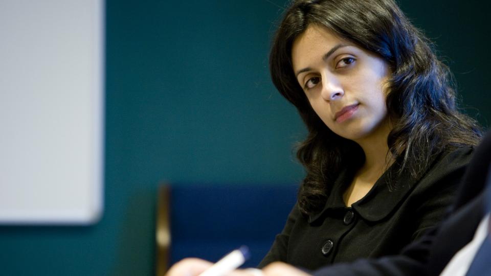 VIL FLYTTE BYRDEN: Arbeiderpartiet foresl�r i sitt nye program at voldsd�mte skal b�re fotlenke som utl�ses dersom de bryter bes�ksforbudet. Politisk r�dgvier Hadia Tajik sitter i programkomit�en og svarer deg i nettm�te i dag kl. 10.30. Foto: H�kon Mosvold Larsen/Scanpix