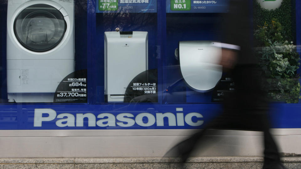 STORE TAP: Panasonic er en av flere asiatiske elektronikkprodusenter som sliter i dagens d�rligere marked. Selskapet forventer et tap p� 30 milliarder kroner i det innev�rende regnskaps�ret. Foto: REUTERS/SCANPIX