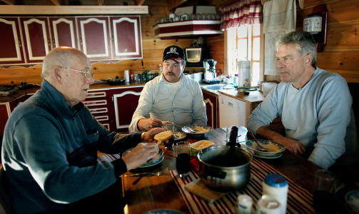 OLJESKADDE: John Engedal (71), Jan Terje Biktj�rn (52) og Bjarne Kapstad (54) har alle jobbet p� Ekofisk-feltet i Nordsj�en. De har i dag store helseskader. Foto: Bj�rn Langsem