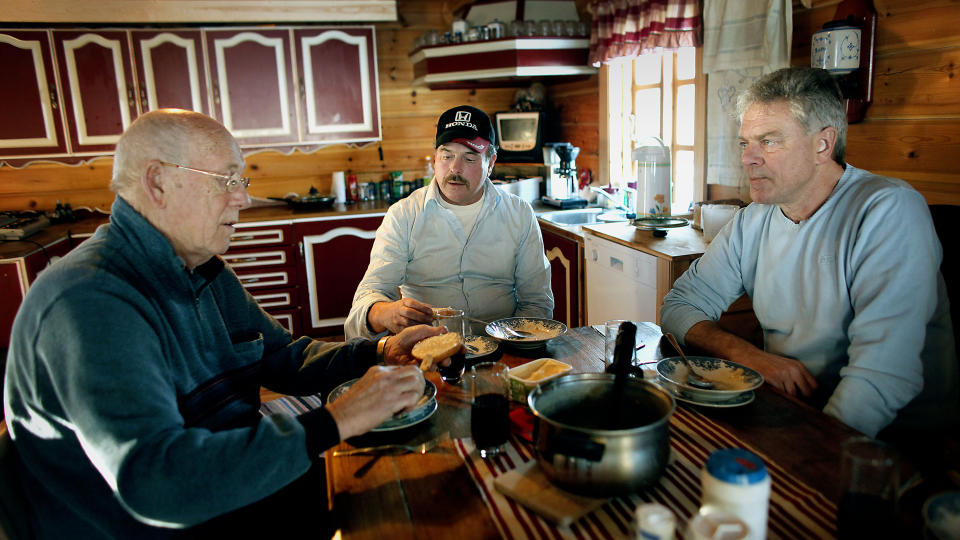 OLJESKADDE: Kreftrammede John Engedal (t.v) og hans l�semiddelskadde kolleger Jan Terje Biktj�rn og Bjarne Kapstad opplevde � bli syke av jobben p� Ekofisk-feltet i Nordsj�en. Foto: Bj�rn Langsem