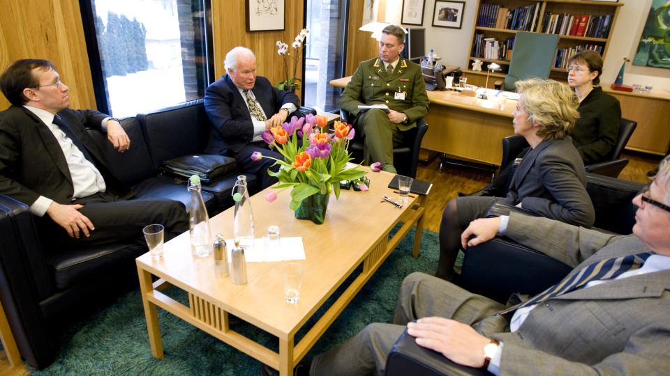 ST�TTE
Statssekret�r i Forsvarsdepartementet Espen Barth Eide (tv), FNs generalsekret�rs representant for MONUC (FNs misjon i Den demokratiske republikken Kongo) Ross Mountain, oberst i Forsvarsdepartementet Terje Kjilli, UDs representant Anne Kjersti Fr�holm, forsvarsminister Anne-Grete Str�m-Erichsen og spesialrepresentant for Great lakes region i Afrika, Arild �yen, var samlet til m�te for � diskutere situasjonen i Kongo p� forsvarsministerens kontor i Oslo i dag morges.
Foto: H�kon Mosvold Larsen / SCANPIX