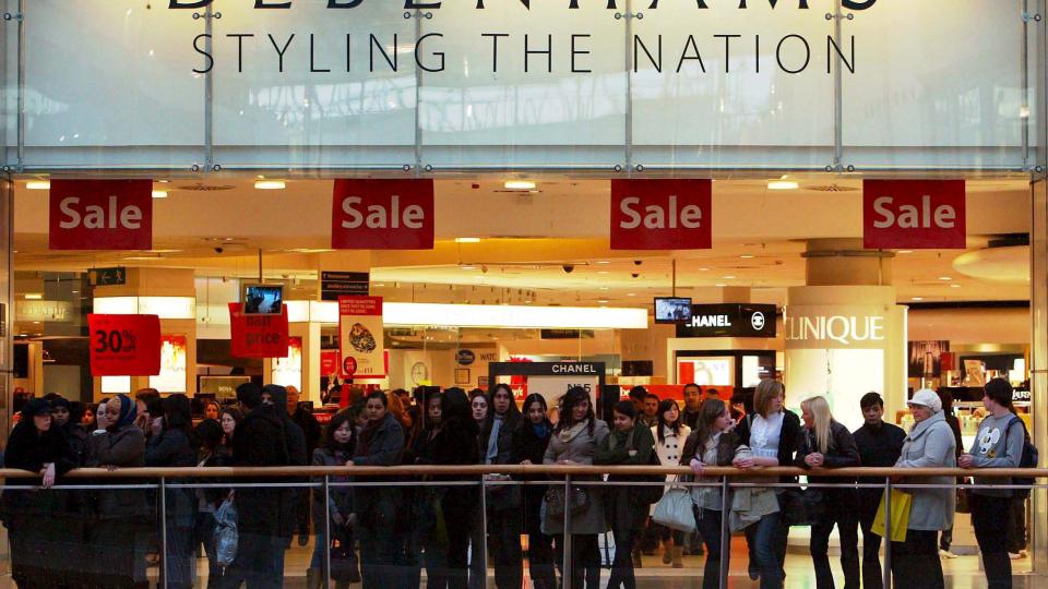 KJ�PTE MYE: Det islandske selskapet Baugur har ekspandert med en utrolig fart de siste �rene. Men n� er det full betalingstans i selskapet, som blant annet eier deler av Debenhams. Foto: Steve Woods/Scanpix