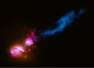ET SVART HULL: Det svate hullet i midten av en galakse n�r en annen galakse. Foto: REUTERS/X-ray: NASA