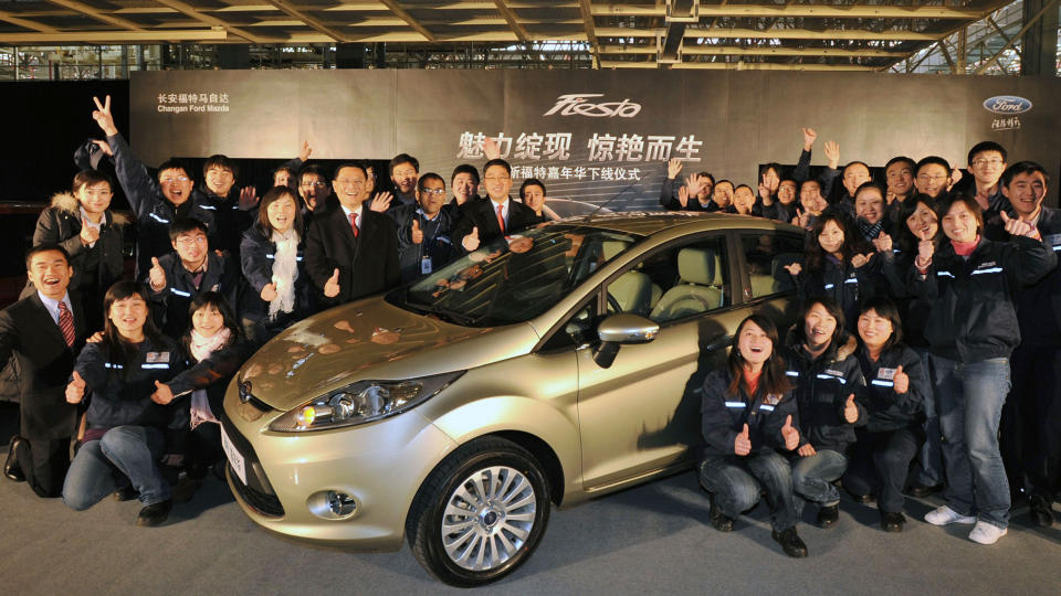 JUBEL: Det kinesiske bilmarkedet er i ferd med � frese forbi verdensener USA. Her feirer ford-ansatte i Nanjing den f�rste kinesisk-produserte Ford Fiesta-modellen p� den nye fabrikken i Kina som �pnet i januar.  Foto: SCANPIX