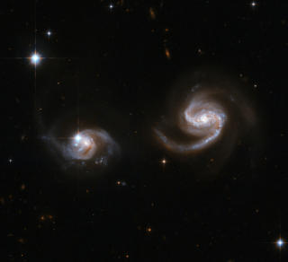 LANGT BORTE: Denne galaksen ligger 23 millioner lys�r fra oss. Det betyr at lyset  
som er fanget opp p� dette bildet, ble sendt ut millioner av �r f�r de f�rste menneskene dukket opp p� Jorda. Foto: NASA