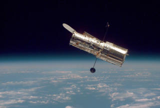HOLDER FARTEN: Romteleskopet Hubble har g�tt mer enn 100 000 oml�p rundt jorda. Foto: NASA
