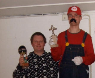 UTVIKLERNE: Her er utviklerne bak �D-Pad Hero�, fra venstre Andreas Pedersen og Kent Hansen. Bildet er tatt i Hansens utdrikningslag, derav Mario-kostymet ... Foto: PRIVAT