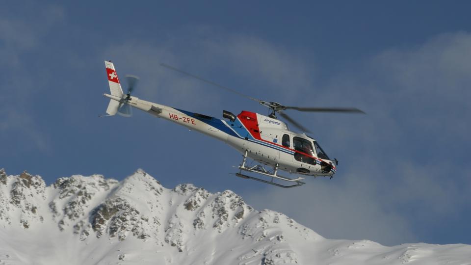 DETTE HELIKOPTERET STYRTET I TROMS: Det var dette helikopteret av typen Eurocopter AS350 Ecureuil som styrtet og hvor en person omkom i Troms i dag. Foto: Markus Herzig