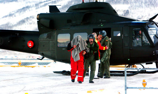 OVERLEVDE: Her ankommer flygeren som overlevde helikopterkrasjen Universitetssykehuset i Troms�. Den andre personen i ulykkeshelikopteret omkom i ulykken. Foto: Yngve Olsen S�bbe/NORDLYS