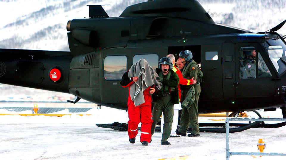 OVERLEVDE: Her ankommer flygeren som overlevde helikopterkrasjen Universitetssykehuset i Troms�. Den andre personen i ulykkeshelikopteret omkom i ulykken. Foto: Yngve Olsen S�bbe/NORDLYS