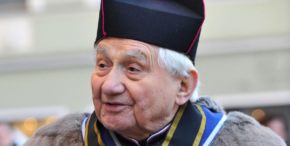 BRORSKAP: Georg Ratzinger, broren til pave  Benedict XVI, forlater katedralen i Regensburg, for � feire 85-�rsdagen sin 25. januar i �r. Foto: AFP PHOTO   DDP/ LENNART PREISS/SCANPIX
