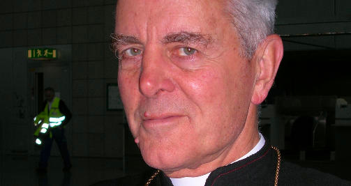 UTST�TT OG BEN�DET: Den britiskf�dte Richard Williamson, her avbildet p� flyplassen i Frankfurt i februar 2007, ble eksludert i 1988. I januar i �r ble han rehabilitert av Benedict XVI. Foto: REUTERS/Jens Falk/SCANPIX