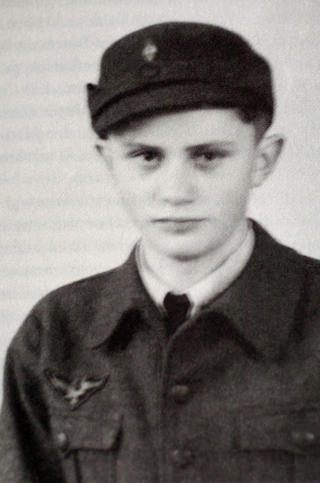 BARN I NAZITIDA: Dette bildet fra 1943 viser pave Joseph Ratzinger som assistent i det tyske luftforsvaret. Foto: AFP PHOTO/KNA-BILD/AUSTRIA OUT   SWITZERLAND OUT  GERMANY OUT