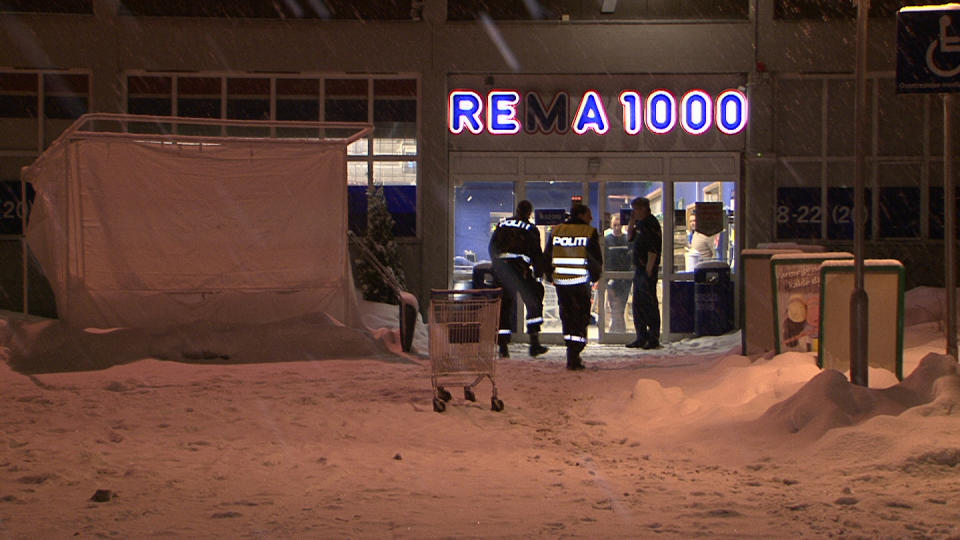  Poltiet jakter etter en v�pnet raner som slo til p� Rema 1000 i Eternitveien i Slemmestad onsdag kveld. Foto: Tor Keiser.